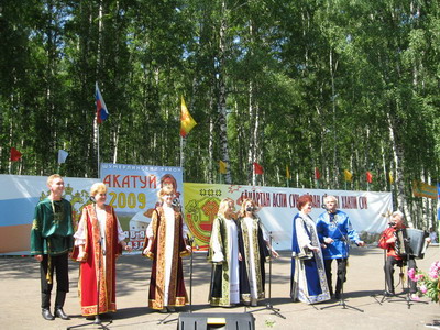 Творческие коллективы ДК «Восход» города Шумерля преподнесли музыкальные поздравления на празднике «Акатуй - 2009»